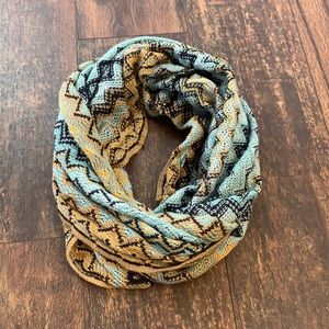 Women’s tube scarf